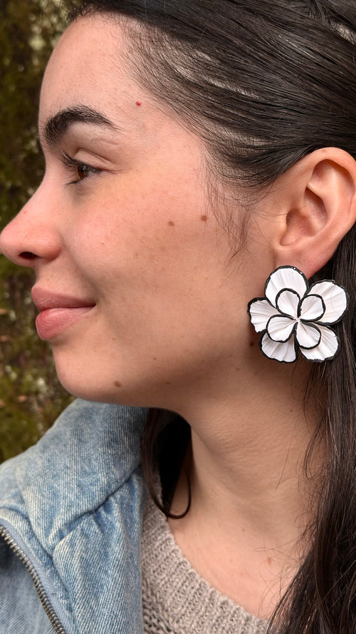 Clari | Black & White