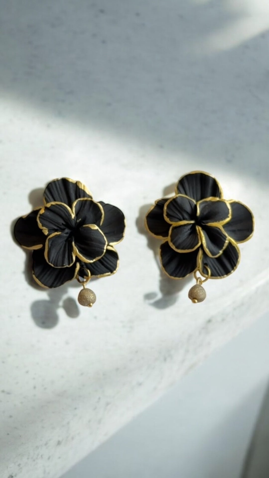 Clari | Golden Black