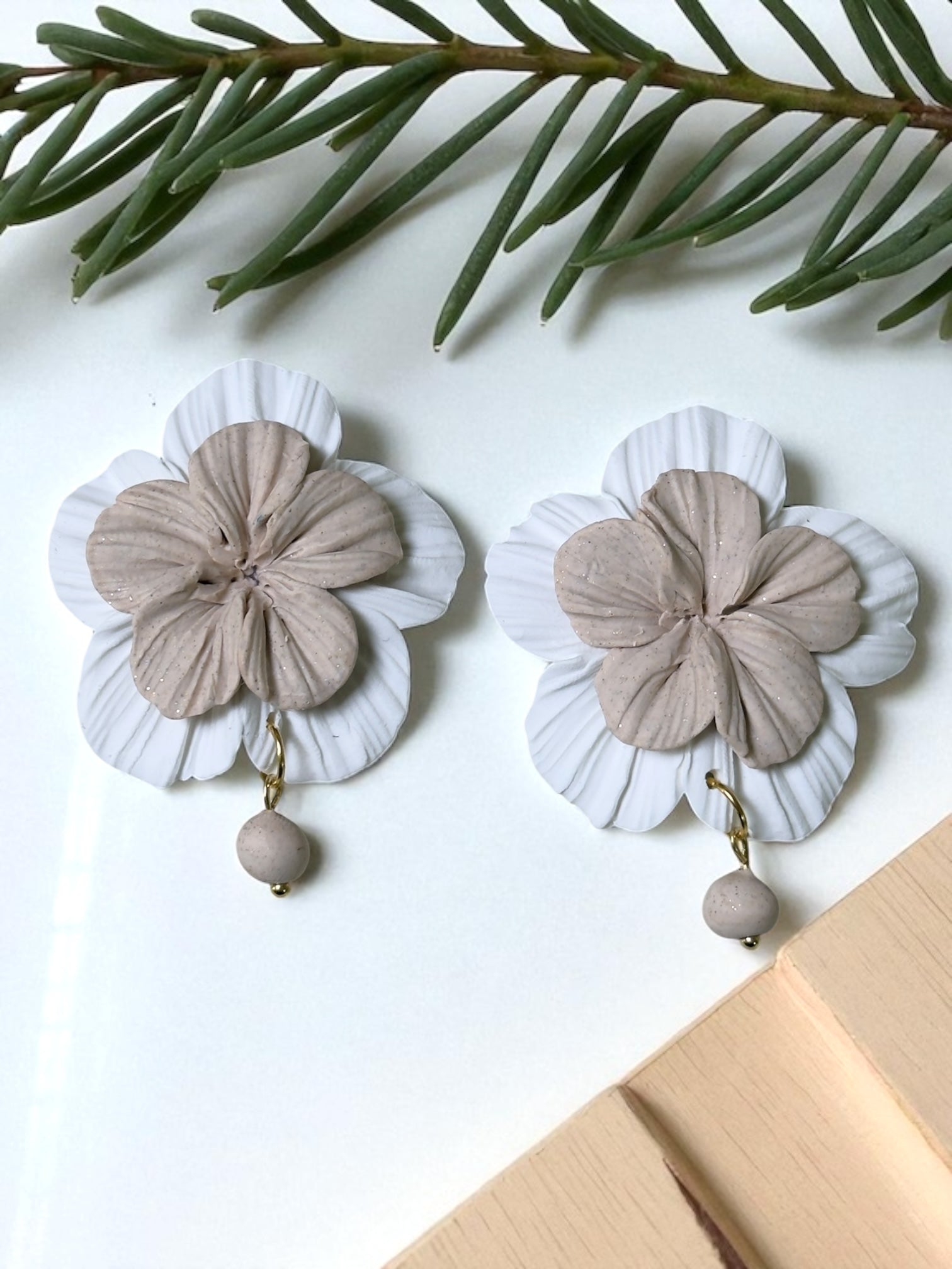 Clari | White & Beige