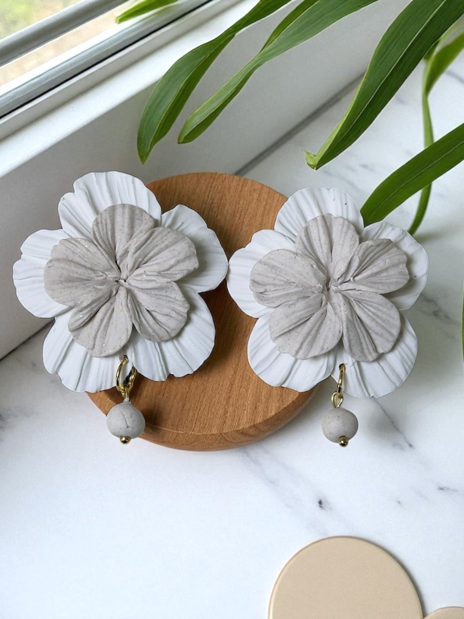 Clari | White & Gray