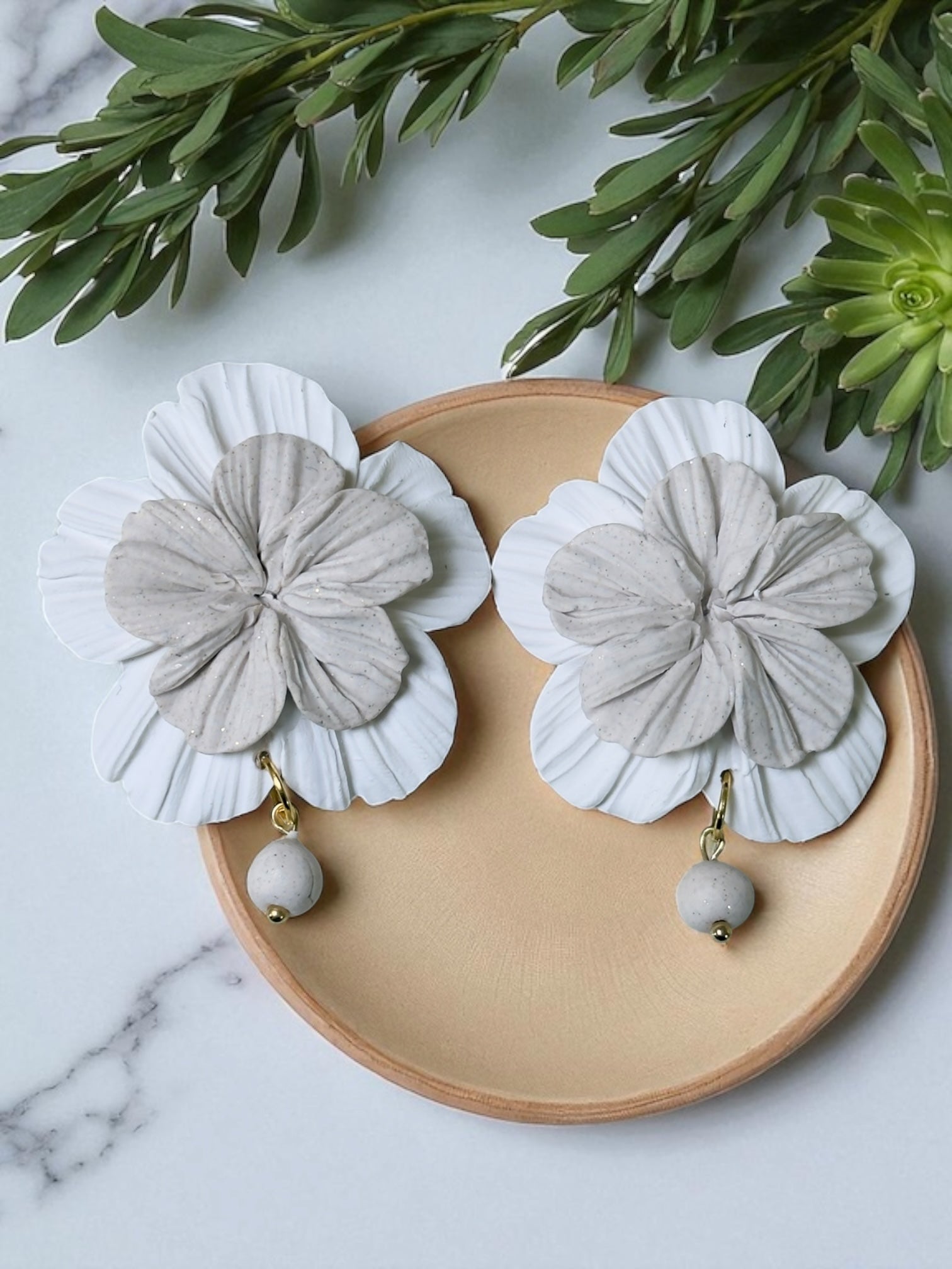 Clari | White & Gray