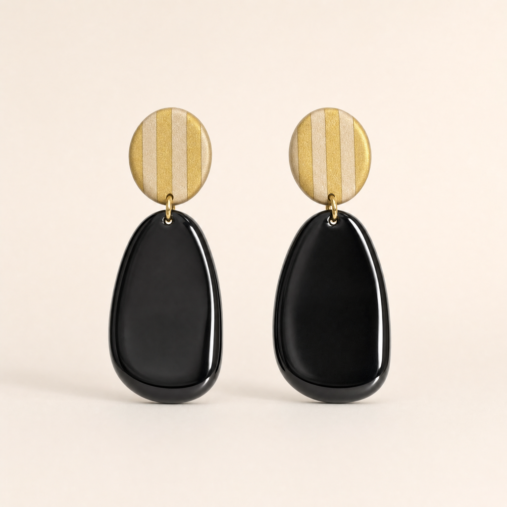 Aros Ibiza Black de PINNA, resina negra brillante y arcilla a rayas doradas, vista frontal del par