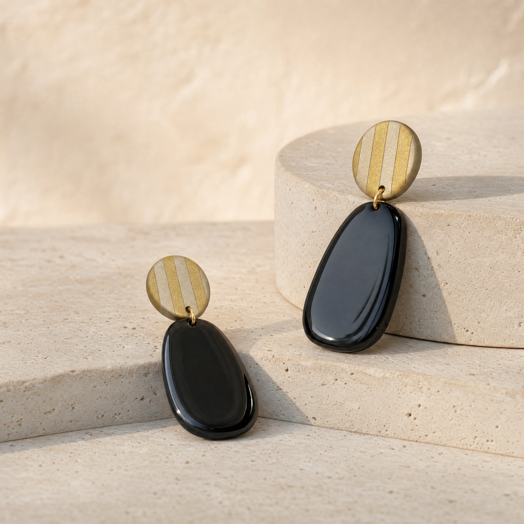 Aros colgantes Ibiza Black sobre piedra travertino, diseño artesanal chileno de PINNA