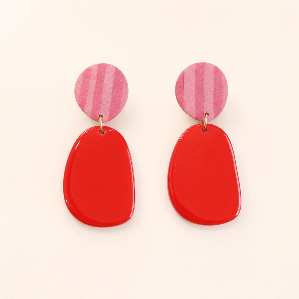 Aros Ibiza Red de PINNA, resina roja brillante y arcilla rosa mate a rayas, vista frontal del par