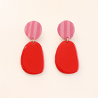 Aros Ibiza Red de PINNA, resina roja brillante y arcilla rosa mate a rayas, vista frontal del par