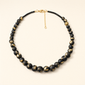 Collar Golden Black de PINNA, mostacillas de arcilla polimérica negra con vetas doradas, vista frontal completa
