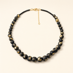 Collar Golden Black de PINNA, mostacillas de arcilla polimérica negra con vetas doradas, vista frontal completa