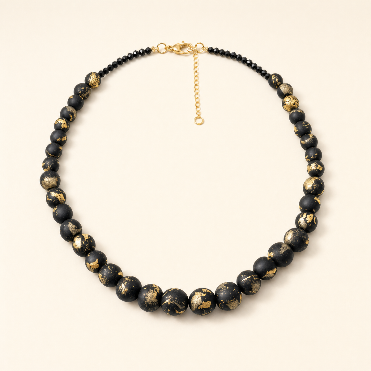 Collar Golden Black de PINNA, mostacillas de arcilla polimérica negra con vetas doradas, vista frontal completa